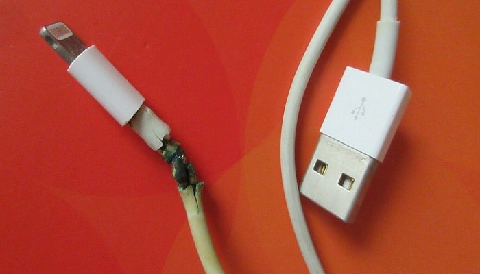 Cable de red o USB dañado