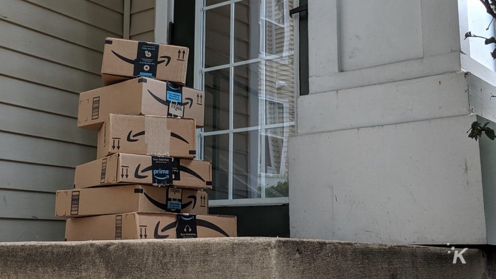 cajas de entrega de amazon apiladas en un porche