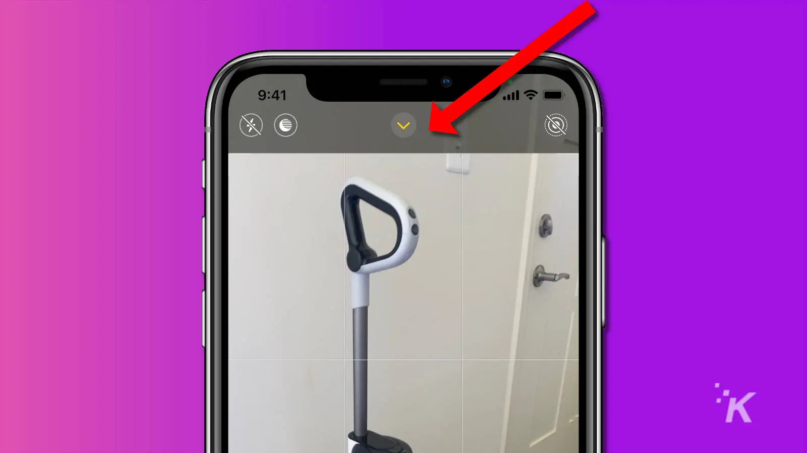 Captura de pantalla de la aplicación de la cámara del iPhone que muestra el ícono de flecha hacia arriba para acceder a la configuración