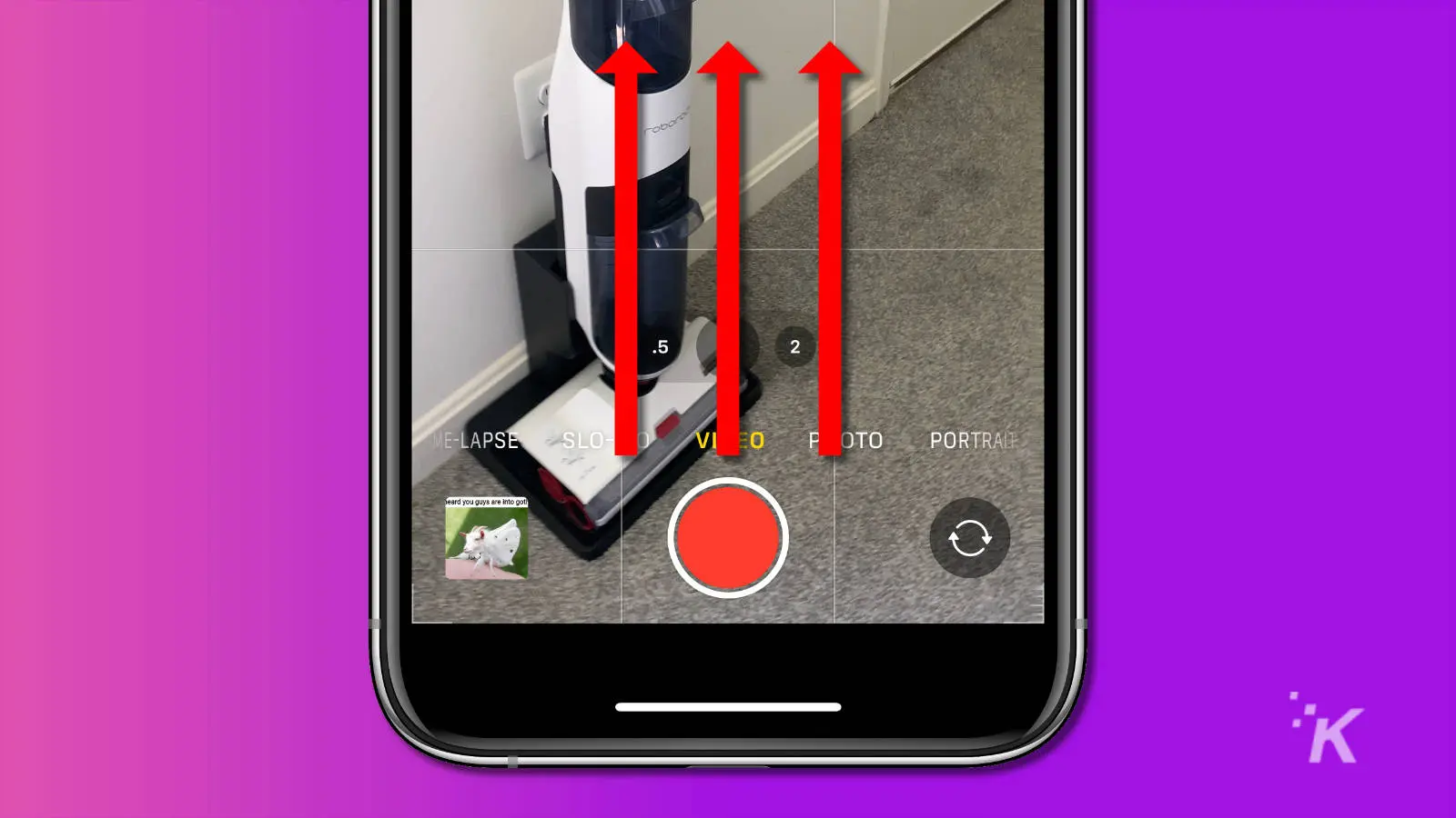 Captura de pantalla de la aplicación de la cámara del iPhone con flechas que muestran deslizar hacia arriba en el botón de grabación