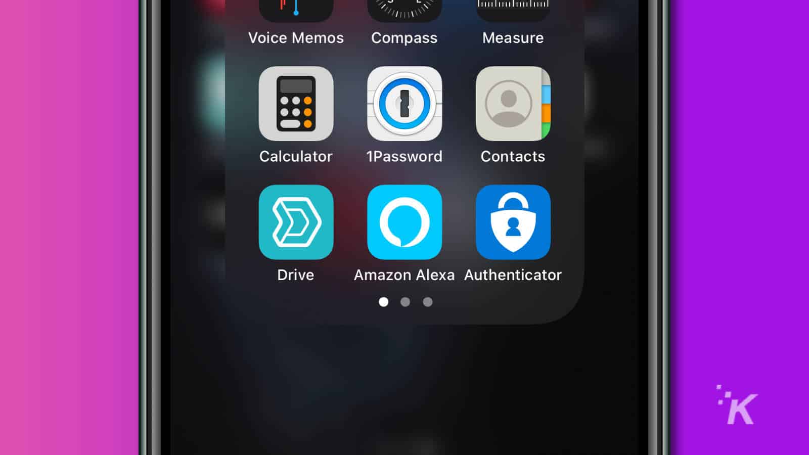 pantalla de inicio del iphone que muestra el ícono de la aplicación alexa