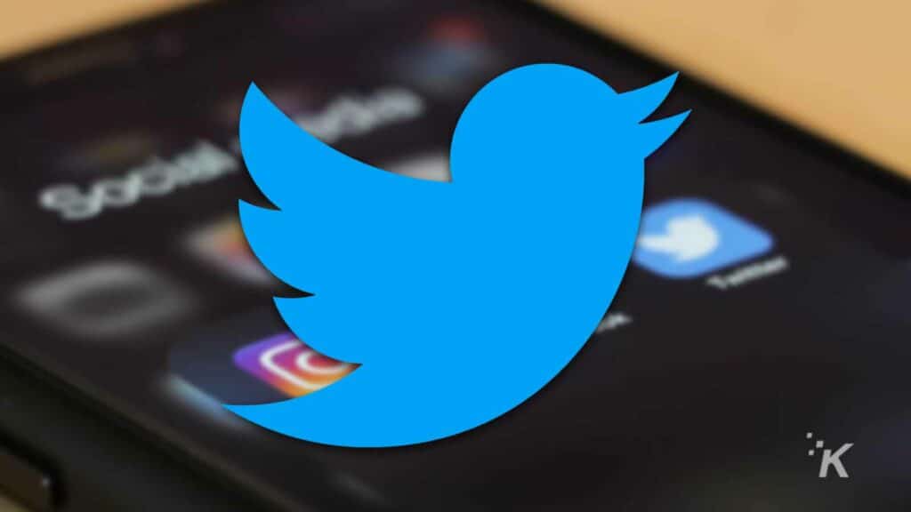 logotipo de twitter en el fondo borroso