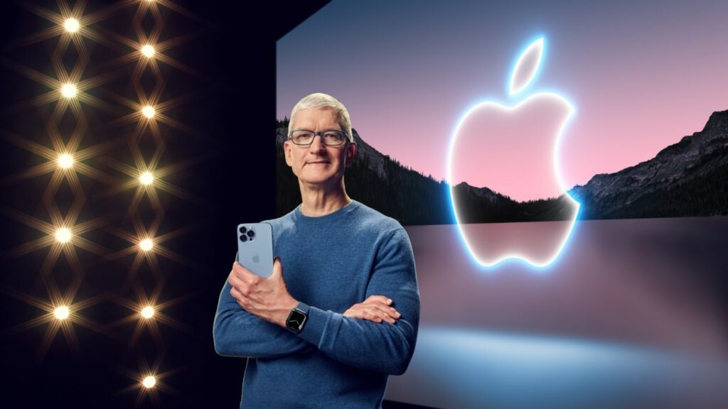El CEO de Apple, Tim Cook, en el escenario sosteniendo un iPhone mientras usa un Apple Watch