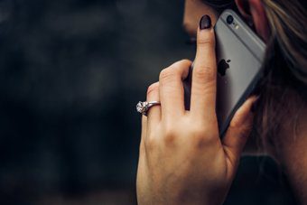Arreglar iPhone haciendo llamadas aleatorias con imagen destacada